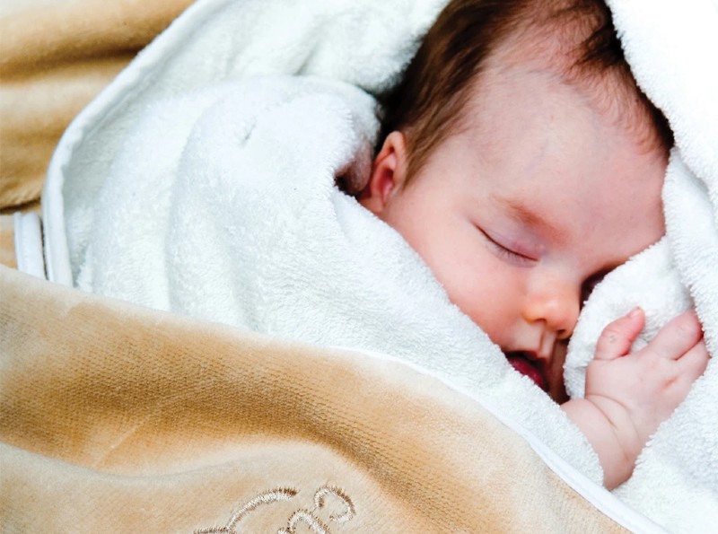 This Cuddledry Original Towel has a soothing oatmeal white trim