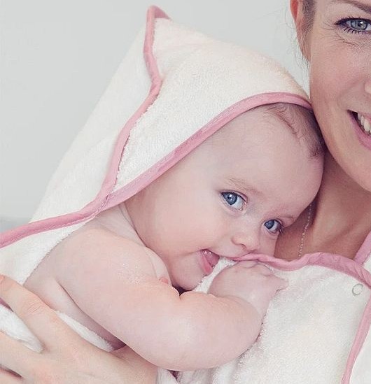 This Cuddledry Original Towel has a gorgeous pink trim